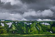 Nuages sombres sur des montagnes vertes moussues à Laki, Islande par Martijn Smeets Aperçu