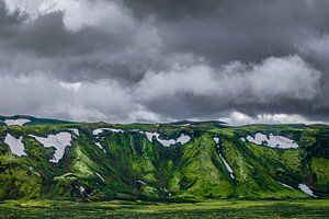 Nuages sombres sur des montagnes vertes moussues à Laki, Islande