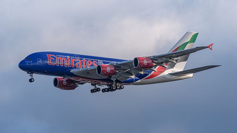 Emirates Airbus A380 in NBA-Lackierung. von Jaap van den Berg