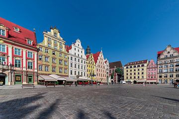 Zicht op plein in Krakau met middeleeuwse  felgekleurde huizen op een zonnige dag