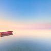 Rotes Boot in einem Meer von blau/rosa Pastellfarben von Sugar_bee_photography