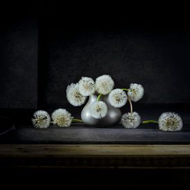 Dandelions in tinnen vaasje van Marian Waanders