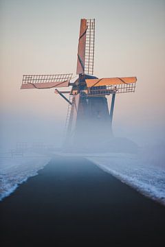 Molen in Winterse Ochtendschemering omgeven door Sneeuw & Mist van Susanne Ottenheym