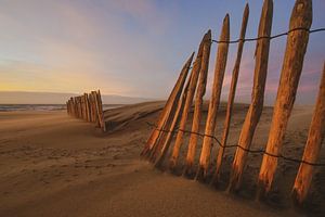 Sandschirm am Sunset Beach von Dirk van Egmond