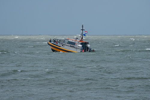 Pilots go out in heavy weather by scheepskijkerhavenfotografie