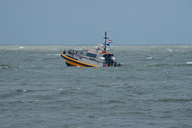 Pilots go out in heavy weather by scheepskijkerhavenfotografie