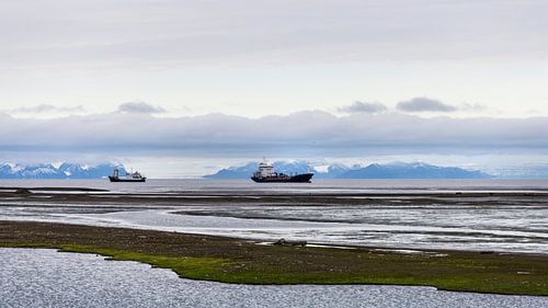 Seelandschaft mit Schiffen bei Longyearbyen auf Spitzbergen