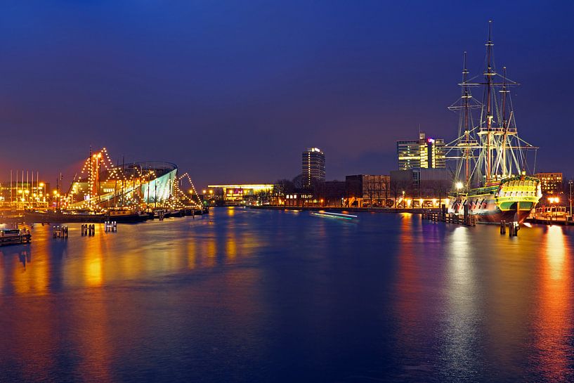 Hafen von Amsterdam bei Nacht mit dem VOC-Schiff in den Niederlanden von Eye on You