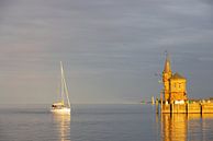 Konstanz aan het Bodenmeer, haveningang met vuurtoren, schepen, weerspiegelingen bij oranje zonsondergang van Andreas Freund thumbnail
