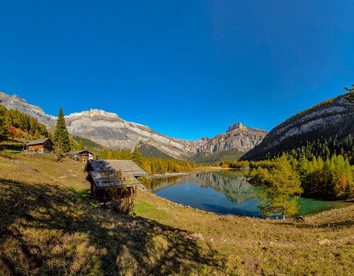 Häuser und Berghütten am See Lac de Derborence, Cothey, Wallis Wallis, Schweiz von Rene van der Meer