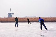 Schaatsen bij de molen op het platteland in Nederland van Eye on You thumbnail