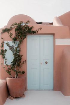 Porte bleue dans un bâtiment orange | photographie de voyage | Oia Santorini Grèce