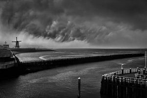 Zware wolkenbreuk boven de Noordzee bij Vlissingen in Zeeland. Wout Kok One2expose