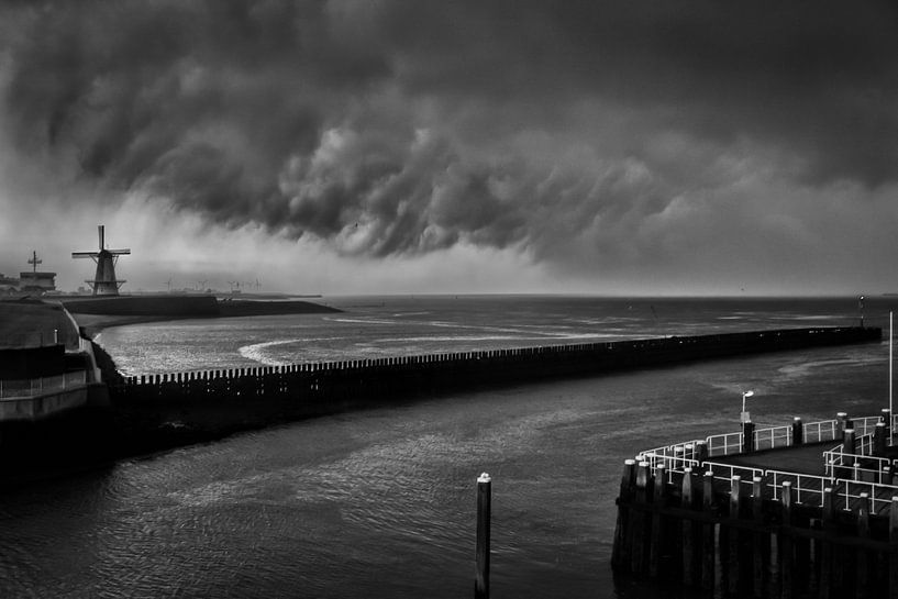 Percée de nuages lourds au-dessus de la mer du Nord près de Flessingue en Zélande. Wout Kok One2expo par Wout Kok