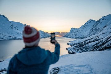 Coucher de soleil sur le premier fjord près de Tromso pour prendre des photos sur Leo Schindzielorz