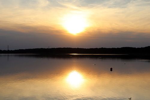 Zonsondergang die weerspiegelt op het water