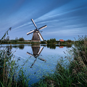 Weerspiegeling van een molen in het water