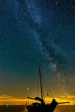 De Melkweg boven de waddenzee. van Johan Kalthof