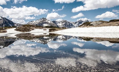 Nuages et reflet de la neige dans le lac de Krummschnabel