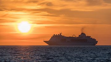 Sonnenaufgang auf See mit CMV Columbus von Bob de Bruin