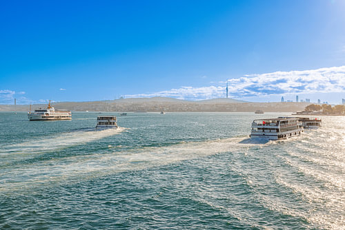 Ferries sur le Bosphore à contre-jour