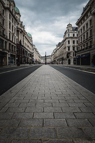 Verlassene, regnerische Straße während der Sperrung in (London, 2020) von AB Photography