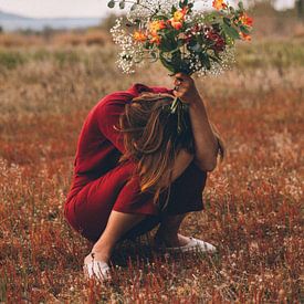 Meisje gehurkt met bloemen van Colette der Kinderen