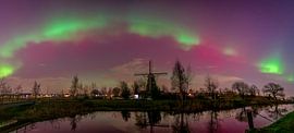 Panorama des aurores boréales au-dessus du moulin De Zwaan, Pays-Bas sur Cynthia Verbruggen