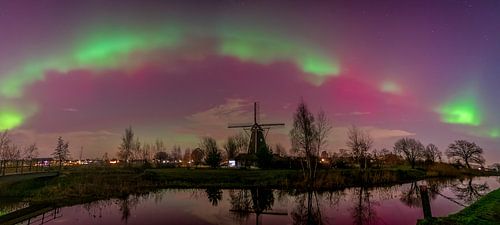 Panorama  van het noorderlicht boven molen de Zwaan, Nederland