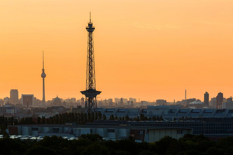 Tour de radio et tour de télévision avec le ciel de Berlin par Frank Herrmann