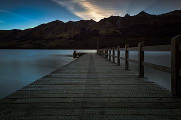 Coucher de soleil derrière les montagnes en Nouvelle-Zélande sur Michael Bollen