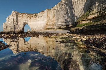 De naald gezien door Manneporte bij Etretat