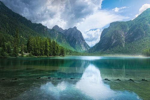 Landschap van het Dobbiaco meer in de Dolomieten, Italië