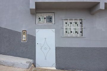 Maison grise | Collection de portes | Art mural Maroc | Photographie de voyage | Moulay Idriss sur Kimberley Helmendag