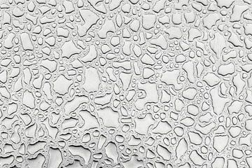 Regenwater op een metalen oppervlak van Heiko Kueverling