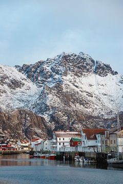 Village de pêcheurs idyllique de Henningsvær dans les îles Lofoten, Norvège sur Jules Captures - Photography by Julia Vermeulen