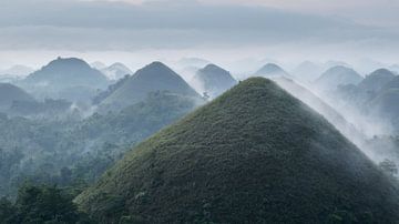 Chocoladeheuvels op het eiland Bohol in de Filippijnen bij zonsopgang met mist in de vallei van Daniel Pahmeier