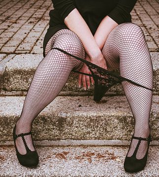 Erotische sexy vrouw in zwarte kousen met slipje naar beneden van Denny Gruner