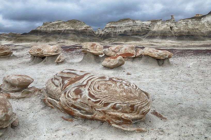 Gestreepte rotseieren met zandsteen bij dageraad, Bisti Badlands, De-Nah-Zin Wilderness Area, New Me van Frank Fichtmüller