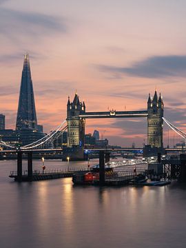 Tower Bridge bij zonsondergang, Londen van Lorena Cirstea