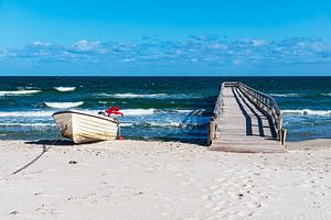 Fischerboot und Steg an der Ostseeküste bei Zingst auf dem Fisc