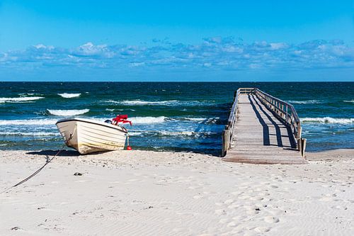 Vissersboot en steiger aan de Oostzeekust bij Zingst aan de Fisc