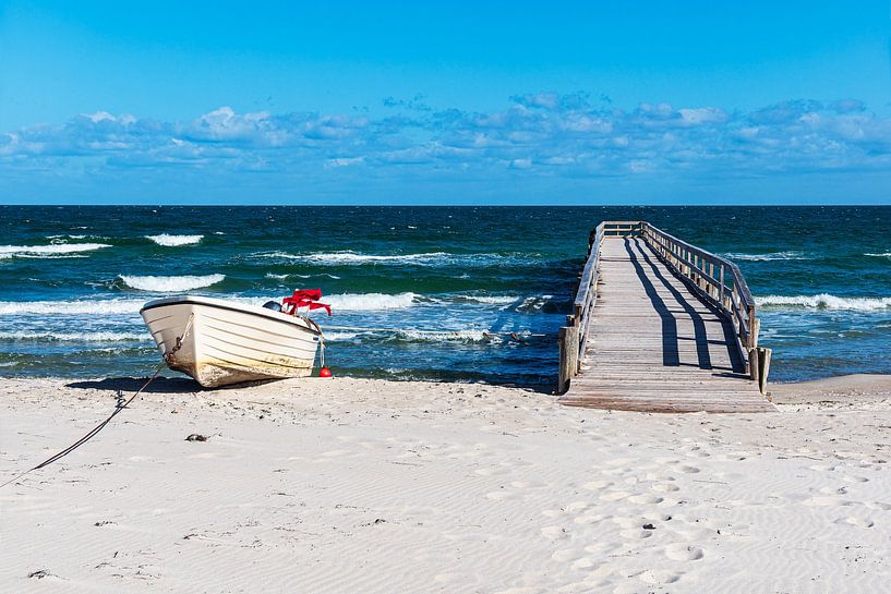 Vissersboot en steiger aan de Oostzeekust bij Zingst aan de Fisc van Rico Ködder