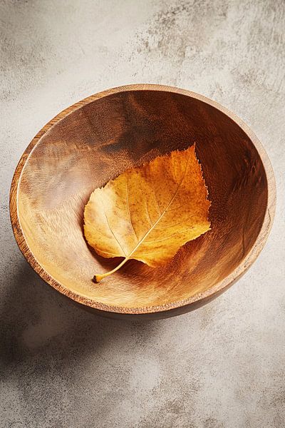 Feuille d'automne dorée dans un bol en bois par Imperial Art House