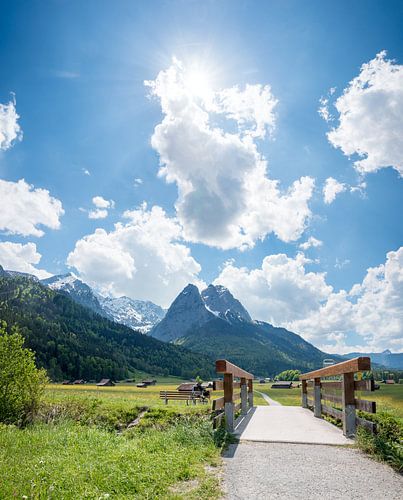 bruggetje en fietspad bij Garmisch, uitzicht op de berg Waxenstein