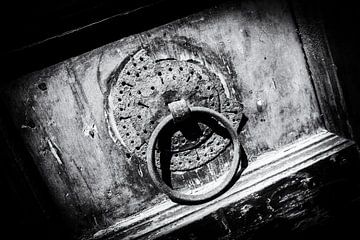 Crète | Grecque Door knocker on old door in Black and White | Travel photography sur Diana van Neck Photography