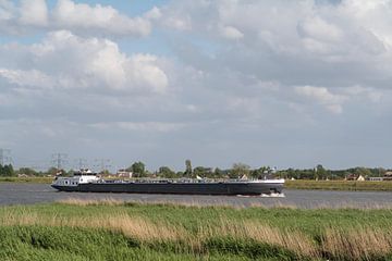 Vrachtschip op de Maas van Ronald Jansen