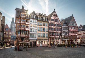 Frankfurt - Römerberg mit historischen Fachwerkhäusern und Kaiserdom