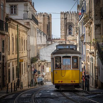 Tramlijn 28 in Alfama - Lissabon van Teun Ruijters