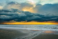 Donkere wolken boven zee